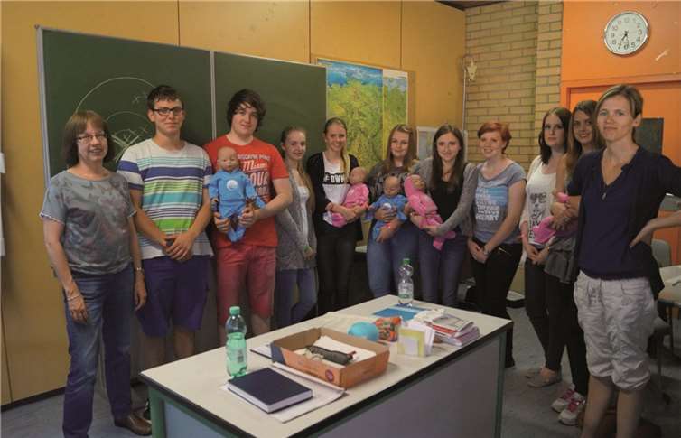 Im Klassenzimmer der 10a wurden die Erfahrungen mit den Babys besprochen. Sieglinde Frickenhaus (rechts) und Anja Winkler gaben den Zehntklässlern fundierte Tipps für die spätere Praxis.privat