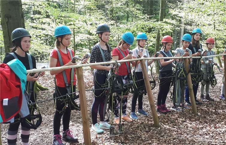 Im Kletterpark wuchsen die Mädchen über sich hinaus und kletterten mit viel Mut und Geschick durch die Bäume. Foto: Verbandsgemeindeverwaltung Maifeld