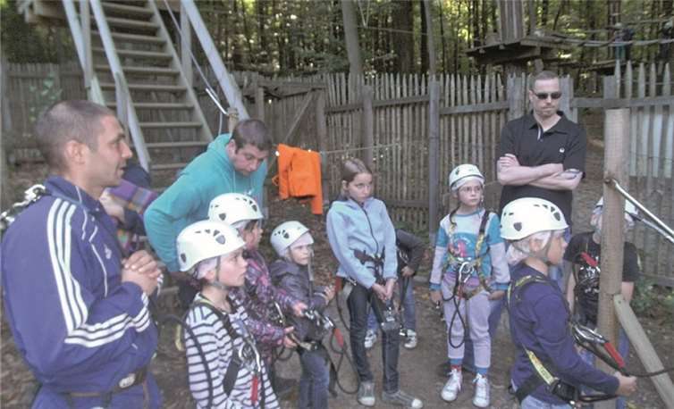 Im Kletterwald verbrachten die Väter einen ereignisreichen Tag mit ihren Kindern. privat