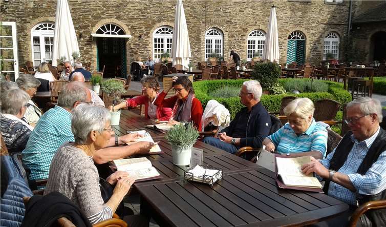 Im Kloster Marienthal genoss die Gruppe guten Ahrwein. privat