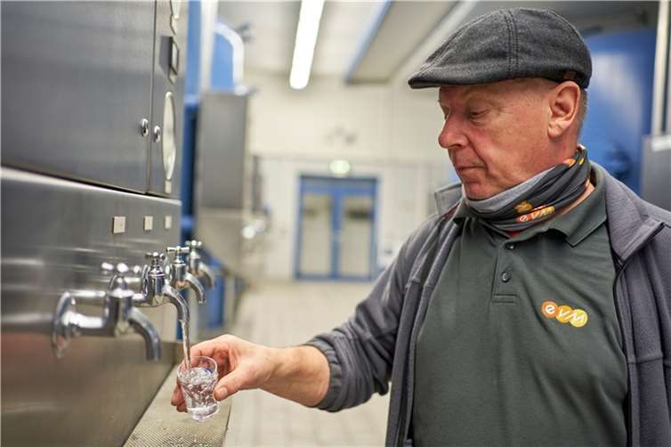 Im Koblenzer Wasserwerk kontrolliert Dirk Herpich die Trinkwasserqualität.  Foto: Ditscher/evm