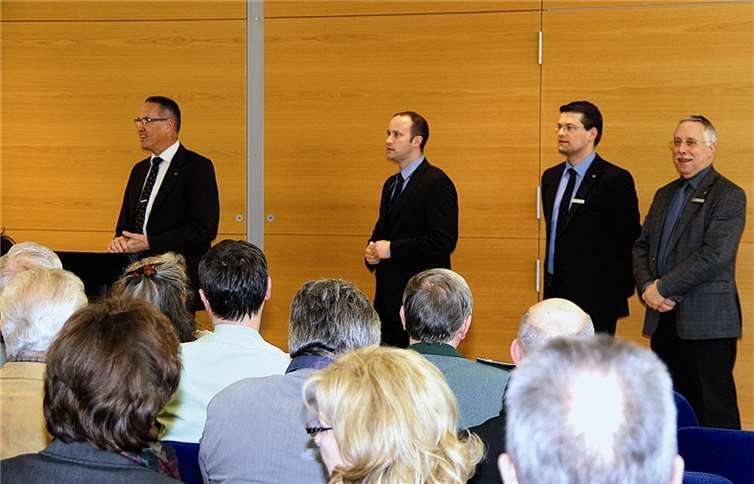 Im Konferenzraum des Rheinbacher RaiffeisenHauses empfängt Vorstandssprecher Heinz Haubrichs (1.v.li.) die Spendenempfänger der Aktion „Lichter im Advent“. Mit dabei sind (v.li. Peter Bürvenich, Regionalmarktleiter Stotzheim, Teamleiter Peter Kruse und Hans-Josef Assenmacher, Regionalmarktleiter Rheinbach).