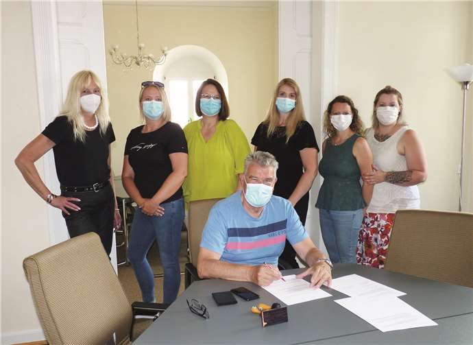 Im Konferenzraum des Stadthauses beglaubigte Stadtbürgermeister die Satzung des neuen Landesverbandes Kindertagespflege Rheinland-Pfalz e.V.