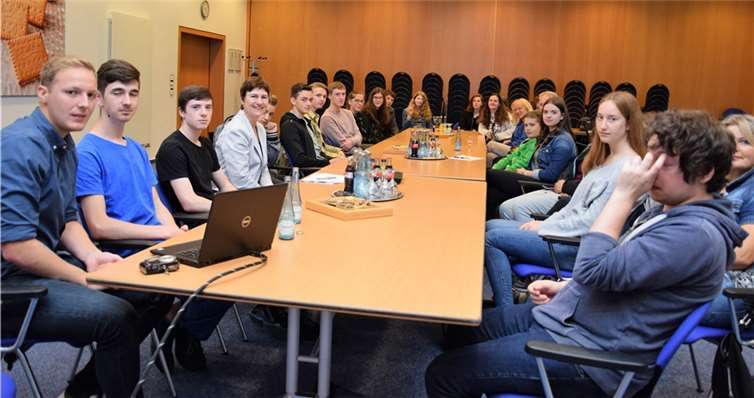„Wissen, was geht“ - hilft bei der Berufswahl Im Konferenzraum von Griesson – de Beukelaer erfuhren dieSchüler alles Wissenswerte zur Ausbildung in dem Unternehmen.