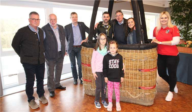 Im Korb der Pilot Marvin Ramseyer (links) sowie die beiden Gewinner, davor die beiden kleinen Glücksfeen und Anna Velten (rechts) sowie der Bürgermeister und zwei seiner Beigeordneten.Foto: privat