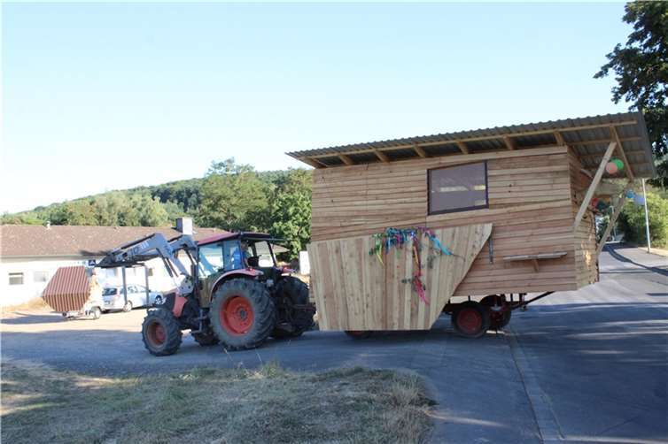Kreativität und Handwerkskunst helfen beim Wiederaufbau am Schwanenteich Im Korso ging es durch Bad Bodendorf.