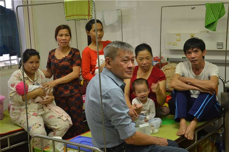 Im Krankenhaus von Hue besucht Vietnam-Projektleiter Ba Hai Nguyen (vorne) einen kleinen Jungen, der am offenen Herzen operiert wird.