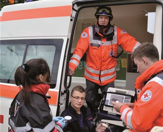 Im Krankentransportwagen wurde die Erstversorgung sichergestellt.