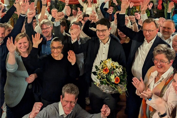 Im Kreis der Freunde und Unterstützer der CDU feierten Philip Rünz und Andreas Birtel ihre Wahlsieger Wahlsieg.