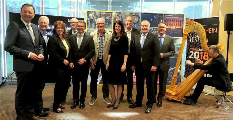 Im Kreis der Unterstützer zeigten sich Sonja Kitz (4.v.li.) undUwe Hüser (5.v.li.) stolz auf das neue Programm des Mittelrhein Musik Festivals. Fotos BSB