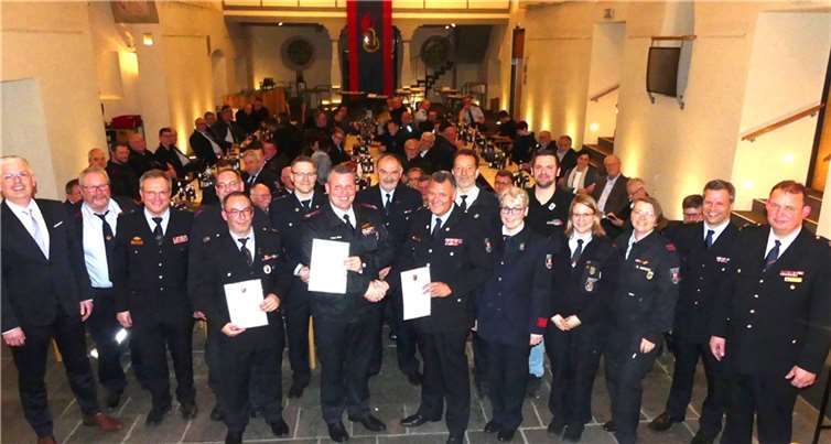 Im Kreis der geehrten Feuerwehreinsatzkräfte übergab Günter Hammes das Amt des Kreisjugendfeuerwehrwartes an seinen Nachfolger Peter Rink. Fotos: KJFV