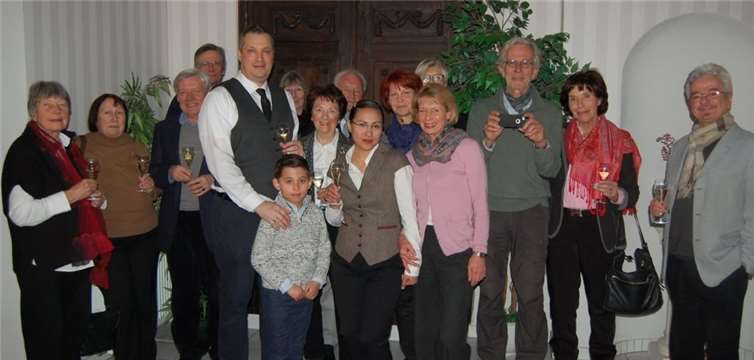 Im Kreis geladener Gäste wurde das Restaurant vorgestellt und eröfnnet.FA