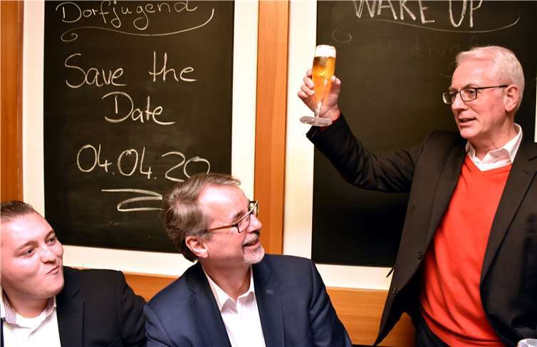 Im Kreis seiner SPD-Genossen hob der wiedergewählte Bürgermeister Volker Mendel das Bierglas.