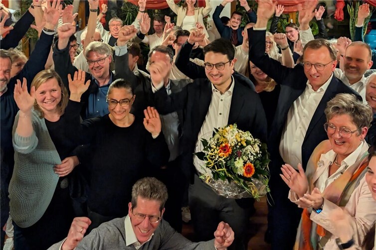 Im Kreis seiner Unterstützer feiert Philip Rünz (Mitte) gemeinsam mit dem CDU-Kreisvorsitzenden und Bundestagsabgeordneten Josef Oster (neben ihm) den Wahlsieg in Koblenz.