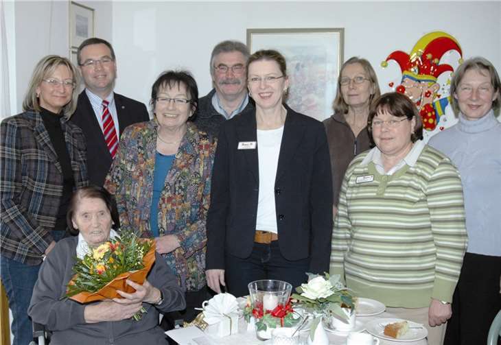 Im Kreis von Angehörigen und Freunden feierte Helene Wrede (sitzend) im „Franziskushaus“ ihren 101. Gebrutstag. Als Vertreter von Stadt und Kreis gratulierten Silvia Mühl, Horst Gies und Charlotte Hager (stehend, v. l.). BL