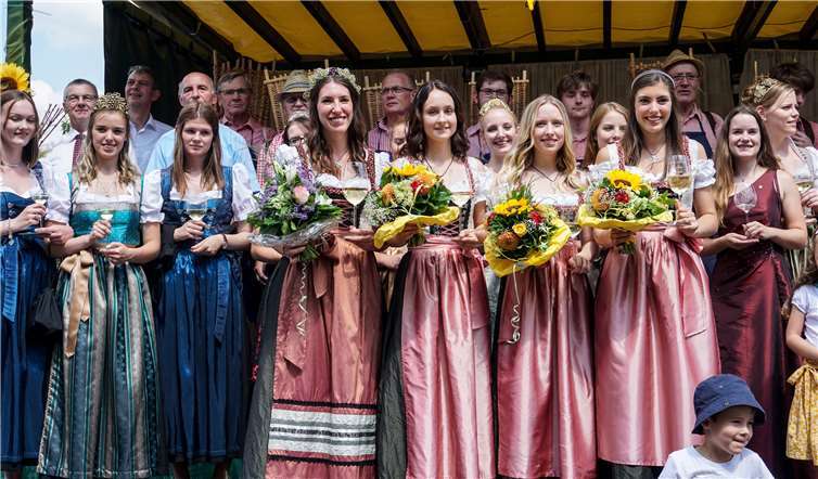 Im Kreis von Ehrengästen und Weinmajestäten aus der Nachbarschaft präsentierte sich die amtierenden Löfer Weinkönigin mit ihren Prinzessinnen.