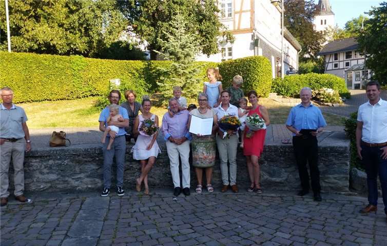 Im Kreise der Familie erhielt Susanne Neuberger die Ehrennadel des Landes von Landrat Frank Puchtler.Quelle: Rhein-Lahn-Kreis