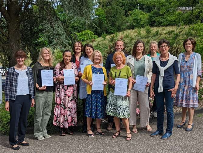Im Kreise der Hospizfachkräfte hießen die Leiterin des Ambulanten Hospizes, Anita Ludwig (links) und Bildungsreferentin Heidi Hahnemann (zweite von rechts) die neuen Ehrenamtlichen willkommen. Foto: Ambulantes Hospiz Neuwied