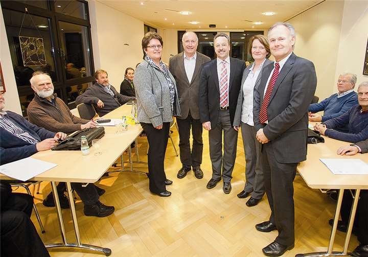 Im Kreise der Ratskollegen: Heike Schmitz zweite Beigeordnete, der scheidende Beigeordnete Wilfried Rüdig, Bürgermeister Hans-Werner Breithausen, die neue erste Beigeordnete Birgit Haas und der dritte Beigeordneter Thomas Koch (v.l.).  WT