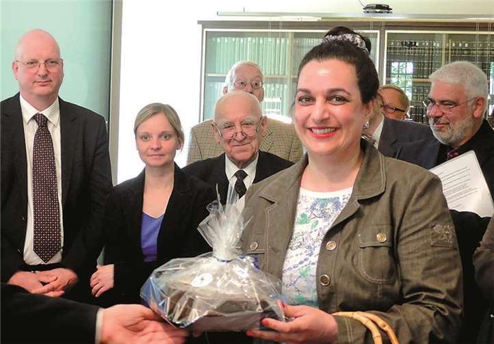 Geldregen für zwölf verschiedene Projekte Im Kreise der übrigen Fördergeld-Empfänger freute sich Anuschka Weyand vom Verein „Kidz-4-Kidz“ über die JoHo-Schängel-Torte als Symbol für die Zuwendung.