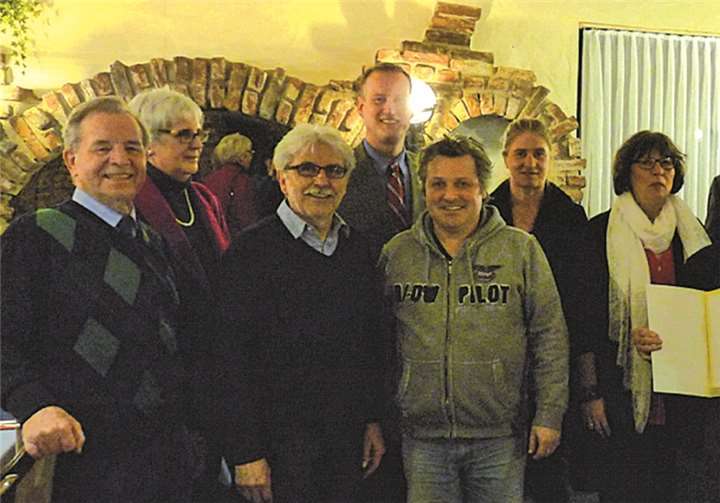 Im Kreise ihrer Parteifreunde wurde Christine Gerdes für 40 Jahre aktive Parteimitgliedschaft geehrt.privat