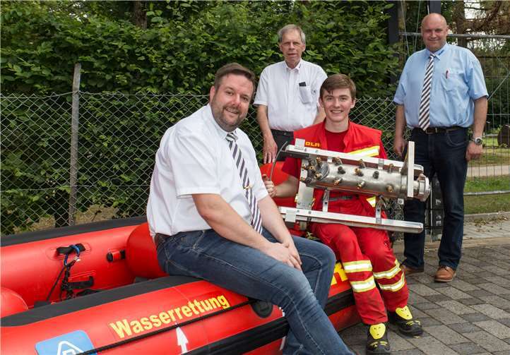 Im Kreise seiner DLRG-Familie: Jugend forscht-Gewinner Jan Heinemann und sein Löschigel zusammen mit Erik Müller, Vorsitzender DLRG Andernach (v.l.), DLRG-Präsident Achim Haag und Andreas Back, Präsident DLRG Landesverband Rheinland-Pfalz.Quellen: DLRG Andernach