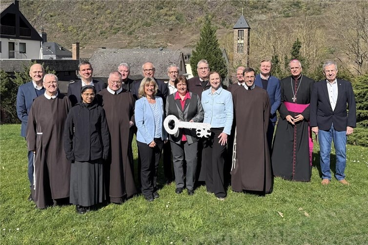 Im Kreise vieler Weggefährten nahmen die Alexianer den symbolischen Schlüssel von Kloster Ebernach aus den Händen der Franziskaner entgegen.