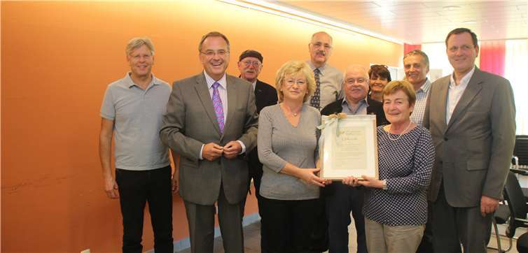 Im Kreise von Kommunalpolitikern und Jurymitgliedern überreichteBürgermeister Bernd Weidenbach den Preisträgerinnen Agnes Philippi und Marlene Philippi(vorne v.l.) den mit 500 Euro dotierten „Heine-Jundi-Preis“.Fotos: KMI