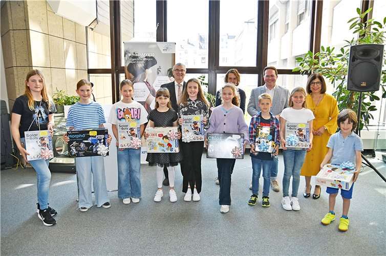 Im Kreishaus hat Landrat Dr. Alexander Saftig (2. Reihe, Mitte) gemeinsam mit dem Ersten Kreisbeigeordneten Pascal Badziong und Sonja Gröntgen (CDO) die Gewinner des MYK10-Kinder-Malwettbwerbs gekürt. Für die Stadt Bendorf nahm die Beigeordnete Zeynep Begen (2. Reihe, rechts) an der Preisverleihung teil. Foto: Kreisverwaltung/Damian Morcinek