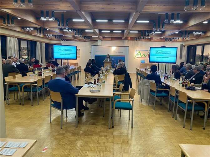 Im Kreishaus tauschen sich zahlreiche Gäste mit Experten aus.  Foto: Niederberger/Kreisverwaltung Ahrweiler