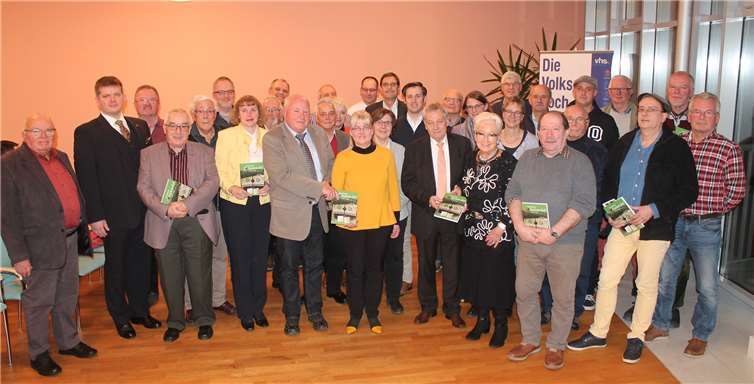 Im Kreishaus wurde im Beisein der Autorinnen und Autorendas neue Heimatjahrbuch Cochem-Zell 2020 vorgestellt.