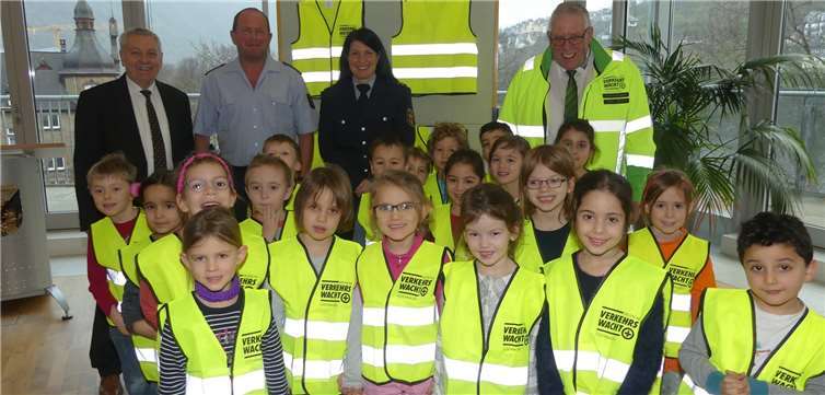 Im Kreishaus wurden jetzt Sicherheitswesten für die Kindergärten in Cochem-Zell ausgegeben.Fotos: TE