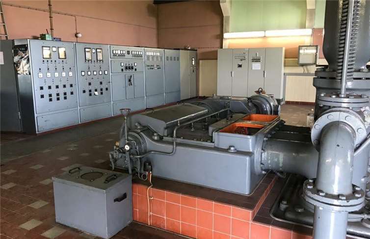 Im Kreiswasserwerk erhielten die Schülerinnen und Schüler Informationen über das Trinkwasser (Pumpwerk Strohn Baujahr 1959) Foto: Martin Pfeifer