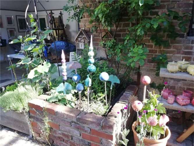 Im Kruegerhof findet eine Ausstellung mit Keramik, Malerei, Skulpturen und Musik statt.  Foto: privat