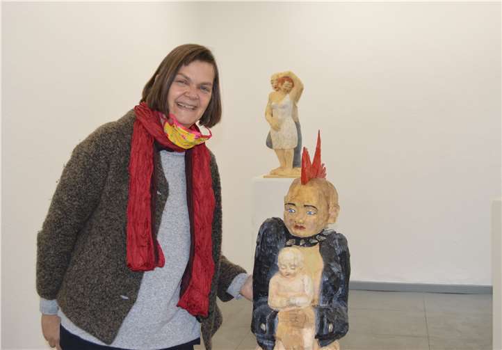 Im Künstlerforum stellte auch Bildhauerin Beate Steven aus: hier die Punk-Madonna mit KInd.