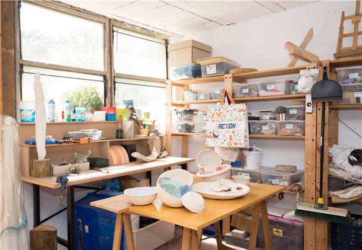 Im Küpper-Nolden-Hof finden Künstler, die mit unterschiedlichen Materialien arbeiten, ein kreatives Zuhause.