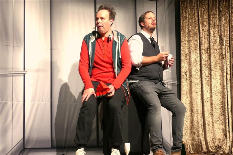 Im Kulturzentrum Kapuzinerkloster erfreute das Duo vom „Zimmer.Theater“ Höxter mit einer amüsanten Weihnachtskomödie. Fotos: TE