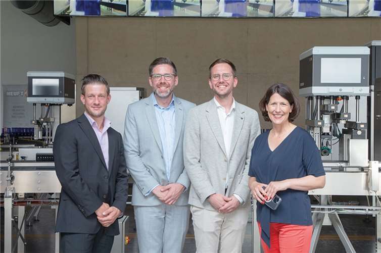 Im Kundenzentrum der Systemtechniker konnte Bastian Heuft (2. v. re.) u.a. Philipp Fernis, den Vorsitzenden der FDP-Landtagsfraktion (2. v. li.), seinen Stellvertreter Steven Wink (li.) und die rheinland-pfälzische Wirtschaftsministerin Daniela Schmitt begrüßen.  Foto:Heuft Systemtechnik GmbH