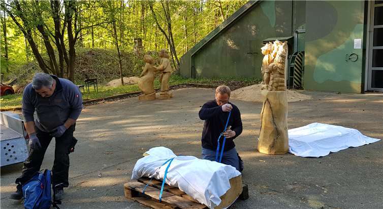 Im Kunst-Kultur-Natur-Forum b05 in Montabaur-Horressen hatten die Holzbildhauer ihr Freiluftatelier eingerichtet und neue Sagenfiguren für den Wanderweg „Montabäurer Mären“ erschaffen. Sorgsam packte das Team vom Bauhof Montabaur die Kunstwerke ein und brachte sie zu ihren neuen Standorten. Foto: Simon Carol Levy