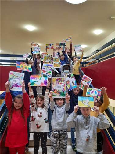 Im Kunst-Unterricht wurde gemeinsam mit der Klassenlehrerin Dorothea Lutfi gemalt, gebastelt und mit den so entstandenen Kunstwerken Kerzen für den Frieden verziert und Karten erstellt. Foto: privat