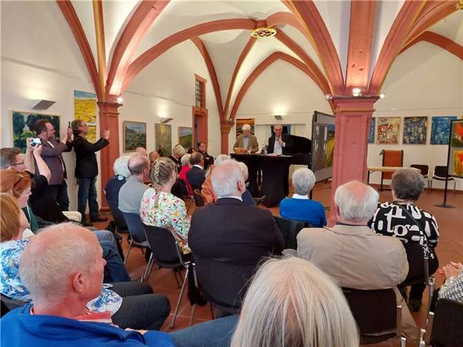 Im „Kunstgeplänkel“ gaben Bürgermeister Claus Peitz und Wolfgang Redwanz spannende Details zur Malerin Krüppel und ihrem Leben preis. Fotos: Maria K. Krüppel