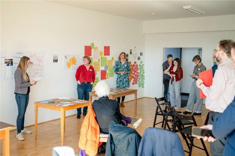 Im Kunstpavillon Burgbrohl präsentierte das Projektteam die Erfahrungen und Erarbeitungen, die unter Beteiligung zahlreicher Bürger*innen aus dem Kreis Ahrweiler zur Entwicklung des „KulTOURnetz“ geführt haben.  Foto:Kreisverwaltung Ahrweiler / Bernhard Risse