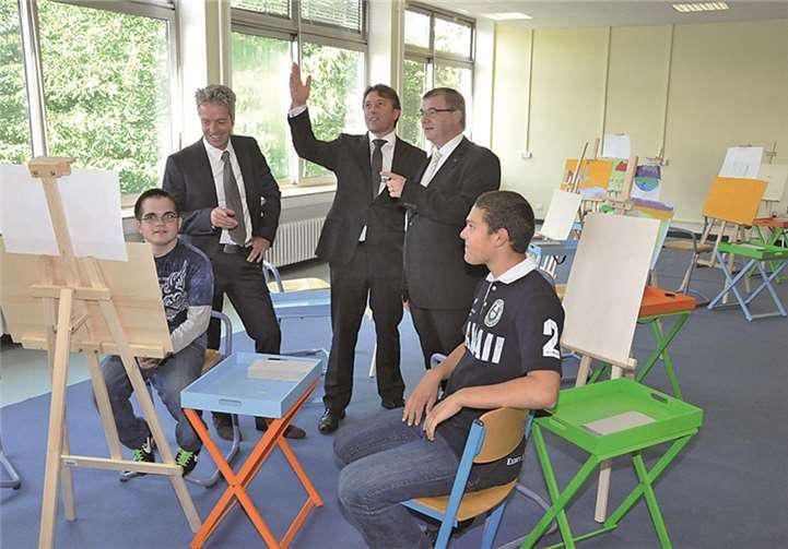 Im Kunstraum bekam Landrat Dr. Saftig von den beiden Architekten viel Information.