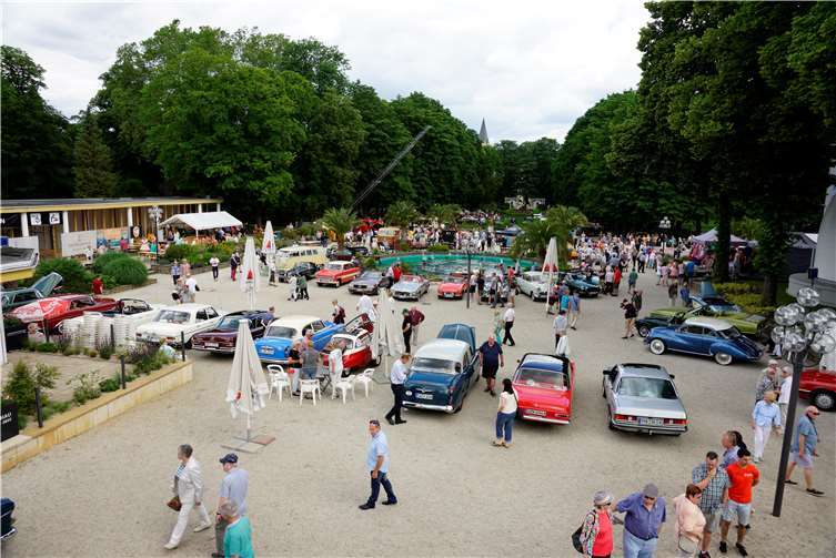 Benzinduft und Charity Im Kurpark konnten unzählige historische Fahrzeuge bewundert werden. Fotos: KG