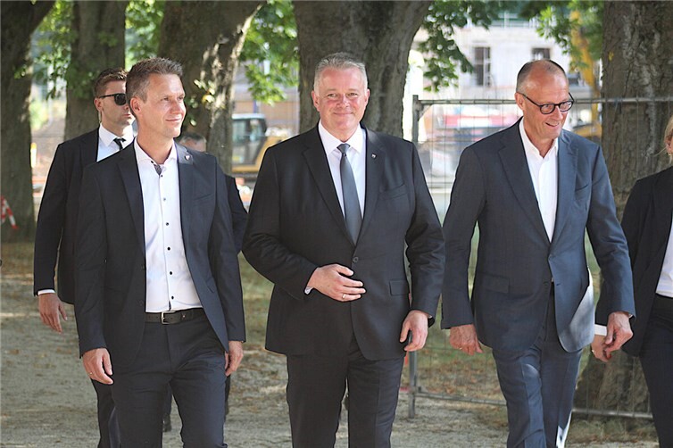 Im Kurpark von Bad Neuenahr: Pascal Rowald, Gordon Schnieder und Bundeskanzler Friedrich Merz.