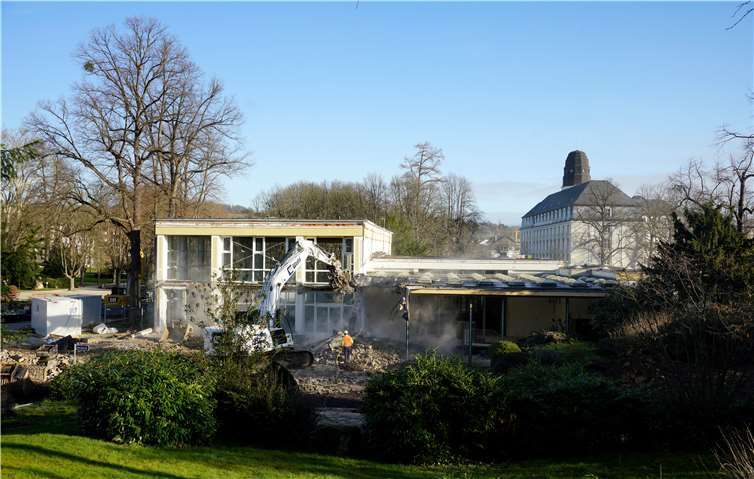 Im Kurpark von Bad Neuenahr geht es sichtlich voran: Wo noch im März (linkes Bild) die Konzerthalle stand, ist heute eine weite Fläche (r.). Die alten Kurparkliegenschaften wurden abgerissen und sollen durch moderne Gebäude ersetzt werden. Das Areal wird auch bei den Planungen zur Landesgartenschau 2022 berücksichtigt werden. Fotos: Klaus Geck