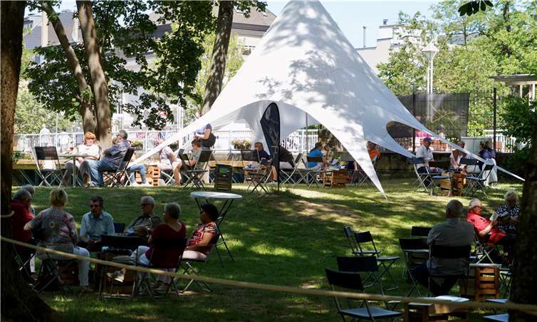 Im Kurpark wurden Spitzenweine kredenzt. Fotos: KG