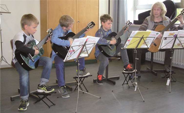 Im Kurs "Instrumentale Orientierungsstufe" können die Kinder verschiedene Instrumente ausprobieren. privat