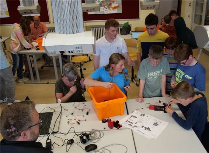 Im Kurs „Messen, Steuern, Regeln für Kinder und Eltern“ wurde vielen Fragestellungen nachgegangen. Foto: KuBa