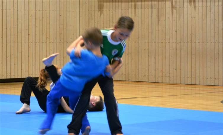 Im Kurs können bereits die ersten Judotechniken mit Partner ausprobiert werden. Privat